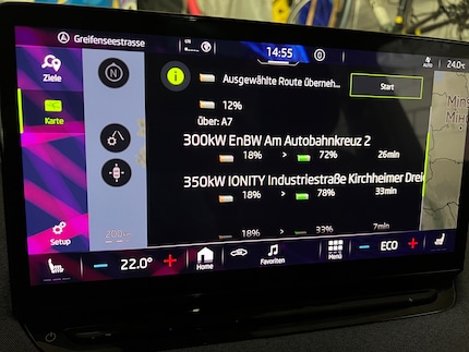 Routenplanung mit Stopps zum Laden gibt es auch in der Software von Skoda. Hier eine potenzielle Fahrt nach Hamburg mit zwei Ladestopps, die jeweils eine halbe Stunde dauern.