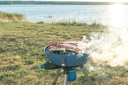 Fat and oil drips into the gas flame when grilling on the barbecue and causes a lot of smoke.