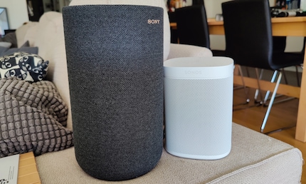 Gross und etwas klobig: klares Kräfteverhältnis zwischen den SA-RS5 und Sonos One.