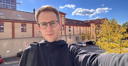 Die Selfie-Kamera des iPhone 14 Pro geht besser mit Gegenlicht um...