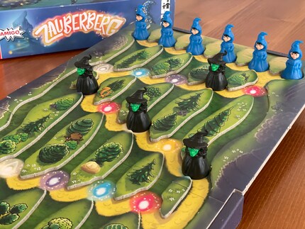 5+ years of age: witches battle sorcerer's apprentices in the award-winning game «Zauberberg»
