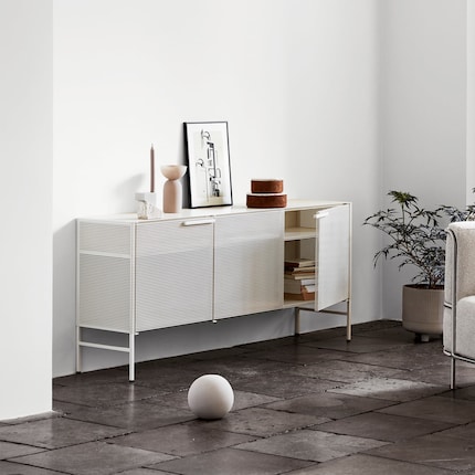 Dimensionen: 160 x 36 x 72 cm | Material: Metall | Bild: Kristina Dam Studio