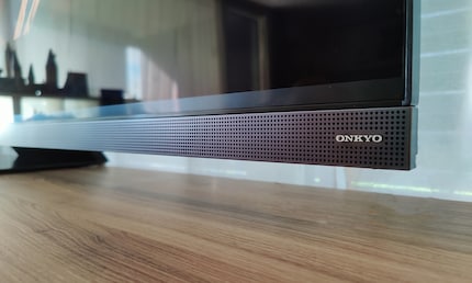 Onkyo-Sound im C93 von TCL gut und schön: Aber eine Soundbar oder eine Hi-Fi-Anlage brauchst du trotzdem.