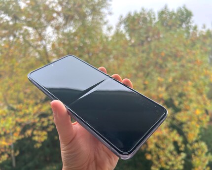 Der Falz beim Samsung Galaxy Z Flip 4 ist sehr präsent – schlimm ist das nicht.