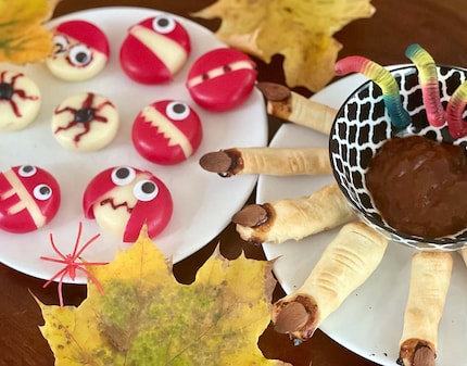 Einfach und schnell: Monster aus Babybel und Hexenfinger aus Kuchenteig mit Konfi-Dipp.
