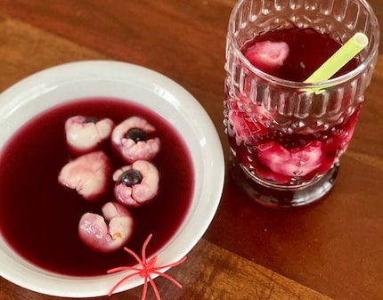 Süss und nicht sauer: blutrote Augapfel-Bowle mit Traubensaft, Litschis und Heidelbeeren.