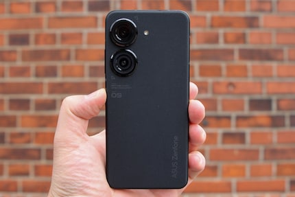Sleek and easy to grip: the rear of the Zenfone 9.