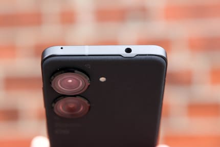 The 3.5-millimetre headphone jack on the top edge of the Zenfone 9.