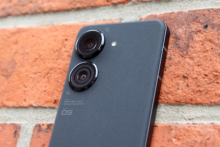 The two cameras on the back of the Zenfone 9.