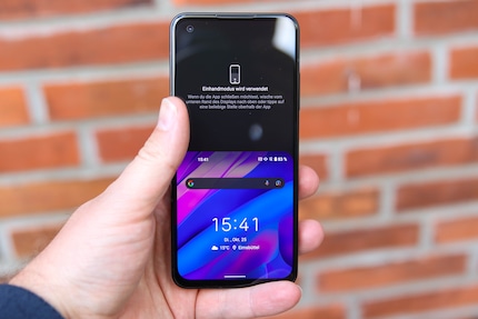 Operate the entire screen with your thumb in the Zenfone 9’s one-handed mode.