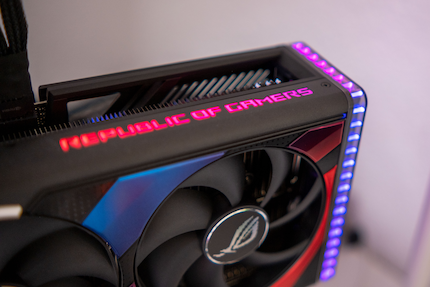 Die RGB-LED-Beleuchtung macht die ROG Strix GeForce RTX 4090 OC nicht noch schneller, dafür umso schnittiger – wenn du darauf stehst.