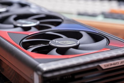 Die drei Lüfter der ROG Strix GeForce RTX 4090 OC halten sie immer kühl.