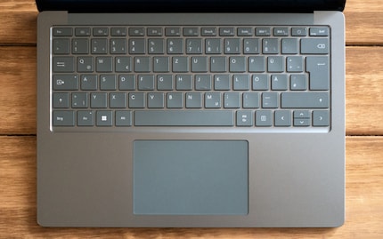 Der Laptop 5 hat im Gegensatz zum kleinen Geschwister Surface Laptop Go 2 eine zuschaltbare Hintergrundbeleuchtung.