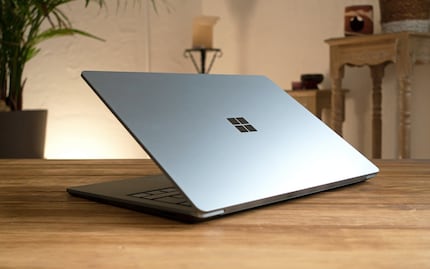 Das Aluminium schimmert meistens silbrig. Je nach Lichteinfall hat es einen Hauch von Grün.