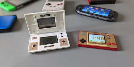 Nintendo recently launched a reissue of Game & Watch. On the left: the original. On the right: the new model.