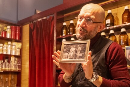 Zwei Tage vor Wiedereröffnung wird dieses Bild der Grosseltern aufgenommen. Hinter der Kamera? Der fünfjährige Sohn Nenad, Nemanjas Vater.