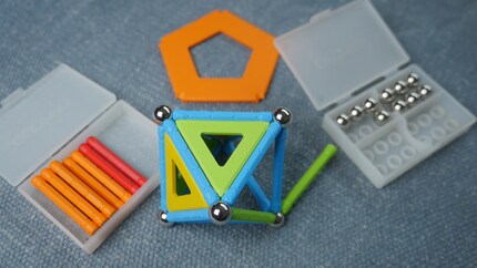 Etwas zu viel Druck und die Konstruktion gibt nach: Beim Bauen mit Geomag ist Vorsicht geboten.