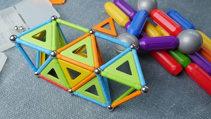 Für kleiner Kinder sind die grossen Magnete von Smartmax (rechts) geeigneter, ab dem Primarschulalter finde ich Geomag besser.