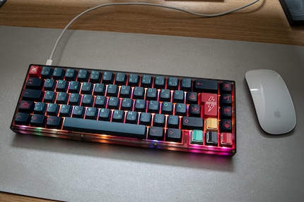 Die bunte Tastatur ist mein neues Schmuckstück auf dem Schreibtisch.
