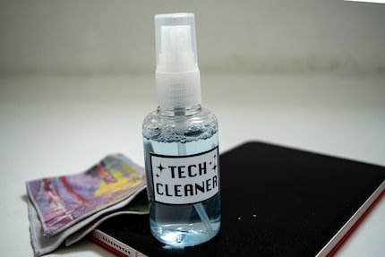 Mit destilliertem Wasser und einem Microfasertuch hast du einen selbstgemachten Bildschirmreiniger.