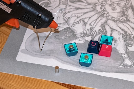 Mit Keycaps, Heissleim und kleinen Magneten hast du rasch selbstgemachte Kühlschrankmagnete.