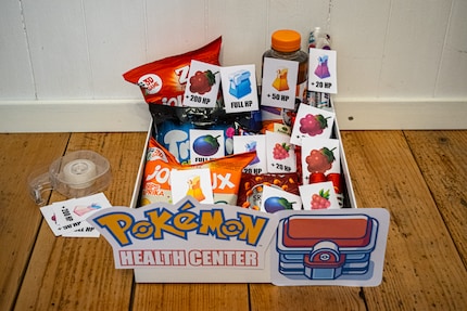 Mit der Pokemon-Snackbox hält die beschenkte Person beim Gamen länger durch.