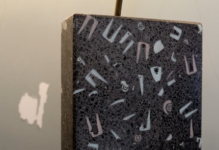 Wie Fossilienfunde: In dem Terrazzo-Gemisch ist ein ganz besonderes Abfallprodukt verarbeitet.