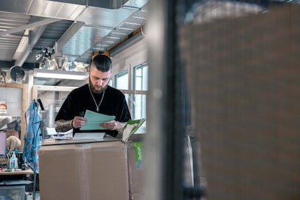 Een medewerker van de afdeling After Sales controleert een retourzending.