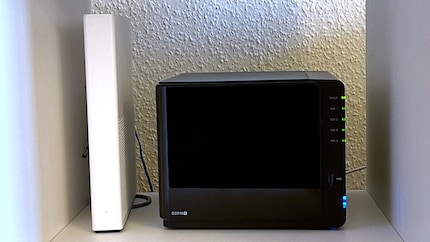 In het midden: Mijn Synology DS916+ staat in de woonkamer.