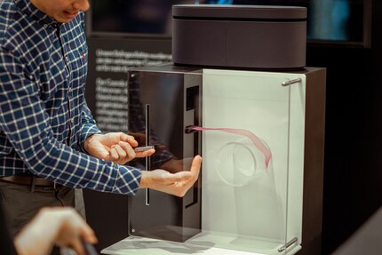 Ayrton demonstriert den Coanda-Effekt, den sich die Dyson-Ingenieure bei der Entwicklung des Airwraps zunutze gemacht haben.