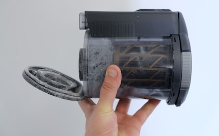 Makkelijk open te klappen - de stofbak van de Miele Triflex.