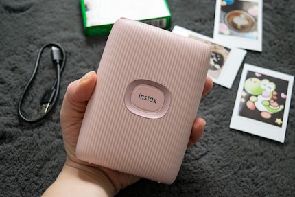 De Instax ligt goed in mijn hand en heeft een grote aan/uit-knop aan de voorkant.