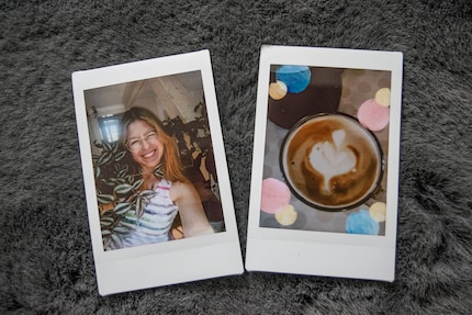 In tegenstelling tot wat vaak wordt gedacht, ontwikkelt de Instax foto zich binnen twee minuten vanzelf.