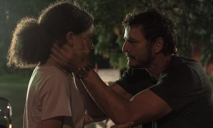 Sarah (Nico Parker) en Joel (Pedro Pascal) op de vlucht in «The Last of Us».