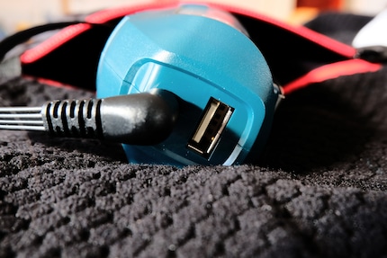 De batterij draag je samen met de jas, daarom heeft hij een USB-poort.