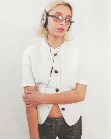 Fashion girl Emma Chamberlain met de ultrapopulaire Porta Pros van Koss.