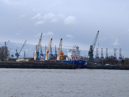 With 3.5× zoom, the ship in dock comes into focus.