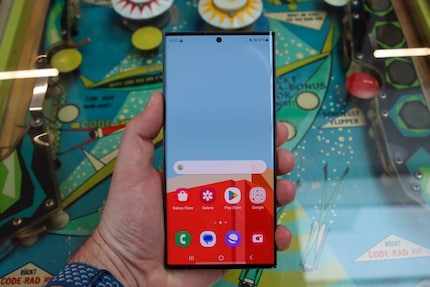 De lange zijden van het beeldscherm van de Galaxy S23 Ultra zijn minder afgerond. Samsung wint zo meer displayoppervlak voor bediening met de S Pen.