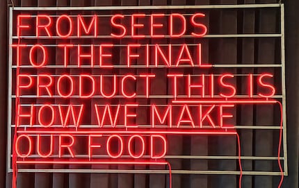 Het neonbord van Lyofood op de ISPO in München.