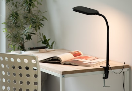 Kelly is een eenvoudige bureaulamp. Zelfs de schakelaars zijn geïntegreerd in de kop van de lamp.