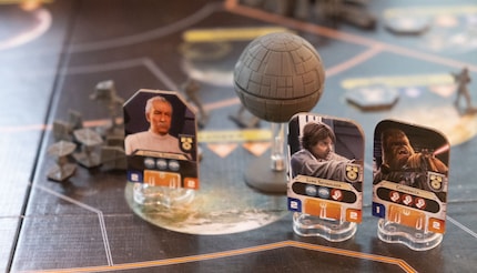 Chewbacca en Luke voeren een opstand op terwijl kolonel Yularen dom toekijkt in zijn beddengoed.