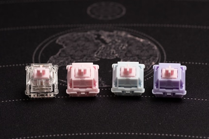 Die vier häufigsten Switch-Gehäusematerialien (von links nach rechts): Polycarbonat, Nylon, POM und UHMWPE.