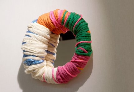 Ook een sculptuur: de spiegel van Mariadela Araujo is gemaakt van tule, Spaanse textielsnoeren, gerecycled katoen en gerecycled polyester.