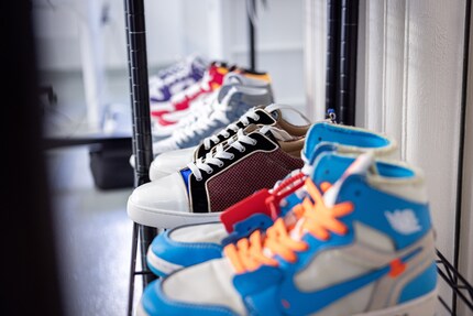 Im Nachher-Regal warten die Schuhe auf Drop-off oder Abholung.