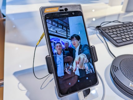 Het gedemonstreerde videogesprek via de satelliet op de MediaTek-stand is korrelig.