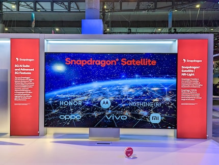 Qualcomm onthult de eerste Snapdragon Satellite partners op zijn beursstand.
