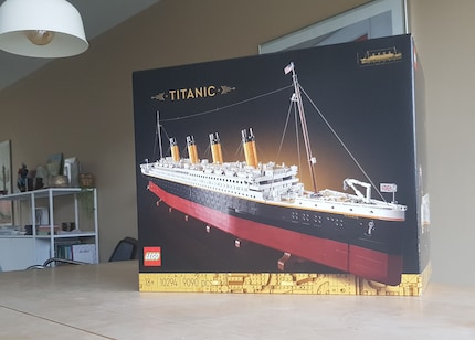 Een behoorlijk groot pakket. Geen wonder, er zitten meer dan 9000 Legostukjes in.