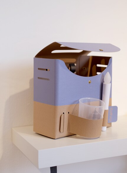 Die Bettbox funktioniert auch wie ein Koffer und ist so designt, dass sie von A nach B transportiert werden kann.