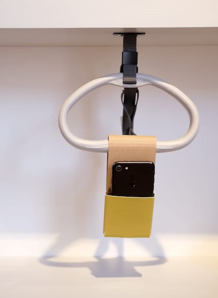 Der Handyfänger ist ein faltbarer Alltagshelfer für Bettlägerige.