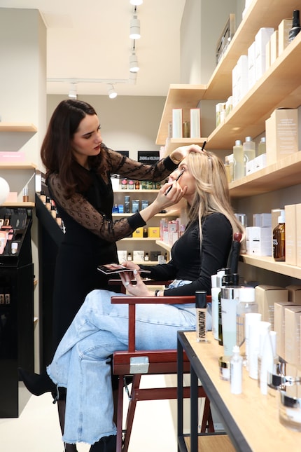Tijdens de Anastasia Beverly Hills Masterclass in het Beauty Lab demonstreerde Florica een volledig make-up gezicht op model Alessia.